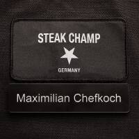 Steakchamp Grill & Bar Schürze 85 x 60 cm mit Ihrem Namens-Schild als Laser-Gravur I Professionelle Grillschürze Schmutz- & Wasserabweisend I 2 tiefe Taschen